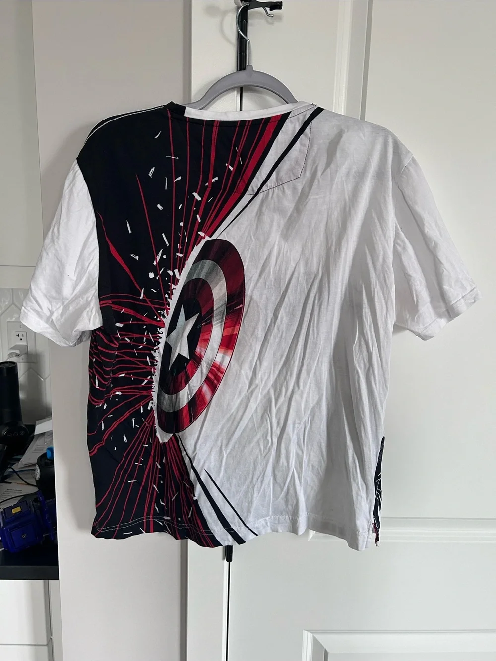 Robert Graham Marvel Captain In Charge Graphic T-Shirt Short Sleeve Collectible - Picture 3 of 7